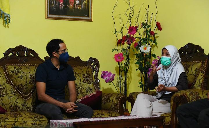 Di Lombok Tengah, Nadiem Menginap di Rumah Guru Honorer dan Dengar Curhatan